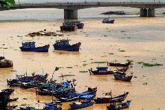 Gaby Gross: Fishermen Boats Mekong River Vietnam
